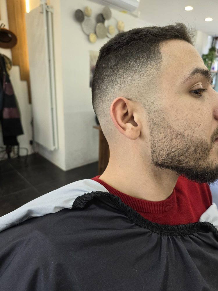 Herenkapsel korte buzz cut met strakke fade — Kapsalon Bist Wilrijk
