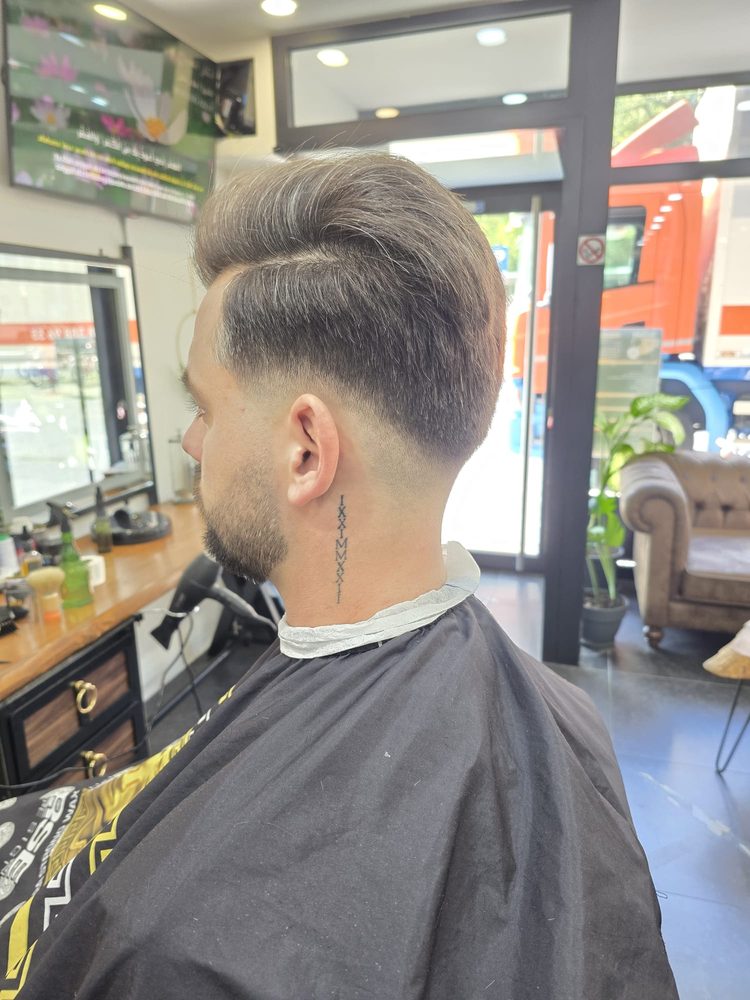 Herenkapsel met getextureerde top en lage fade — Kapsalon Bist Wilrijk
